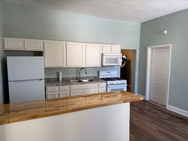 Building Photo - 900 Cherry St