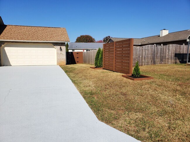 Foto del edificio - Maryville 37804 - 3 bedroom, 2 bedroom home - Call Karen Robertson (865) 454-7626