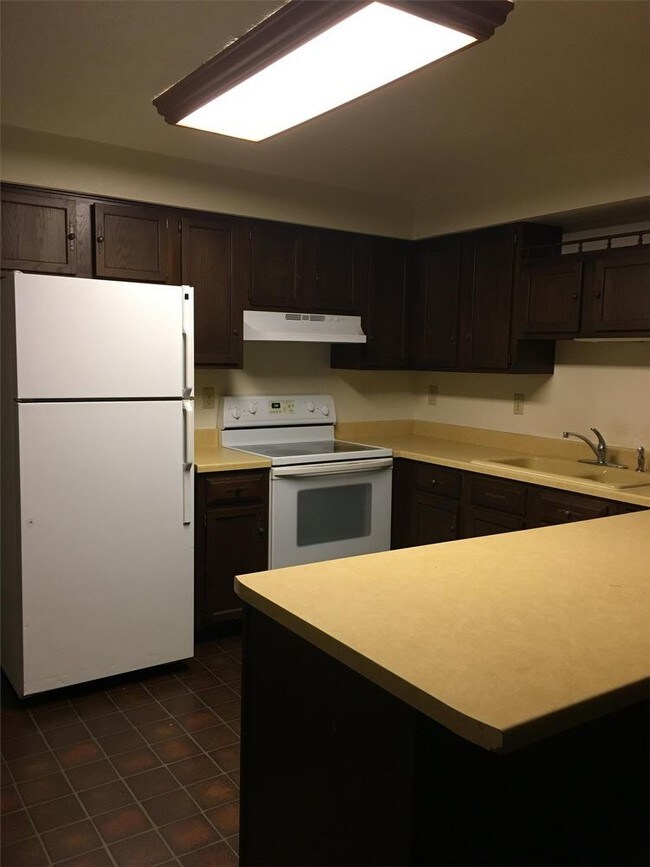 Building Photo - 1706 Packerland Drive