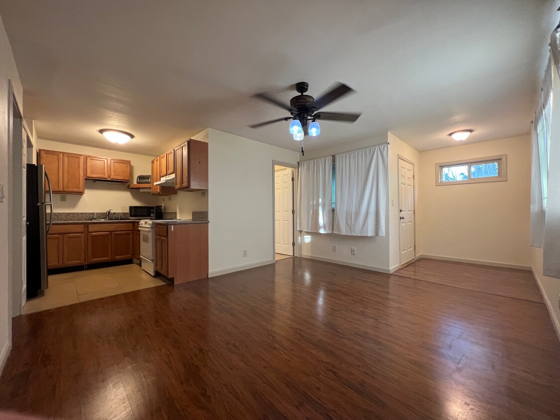 Living area - 2160 Maha Plz