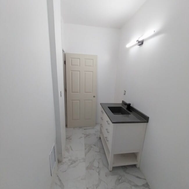 Foto del edificio - 231 Primrose Ave