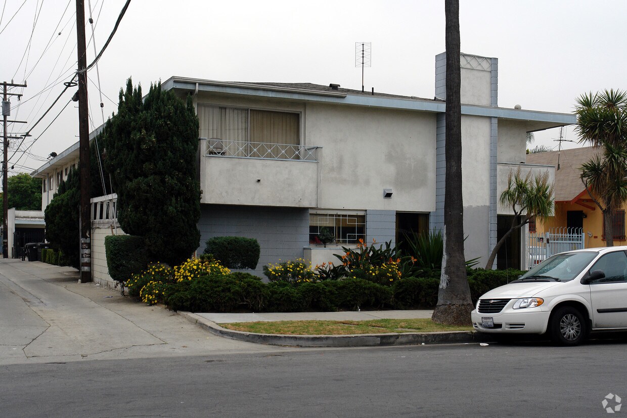 Building Photo - 912 E La Brea Dr