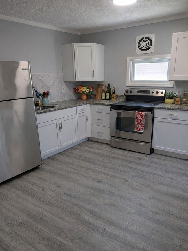 Foto del edificio - Spacious 5BR 2BA SFR w/ In-Unit W/D • Off Street Parking in Euclid