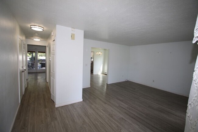 Building Photo - Beautiful 3 Bed, 2.5 Bath in Bayshore Neig...