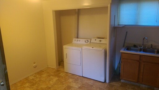 Building Photo - 815 N Davis St