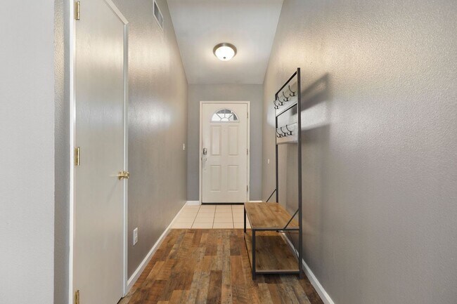 Foto del edificio - Beautiful Three Bed House in Chico Neighborhood