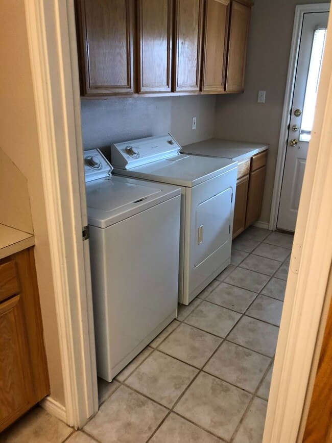 Building Photo - Spacious 3 Bedroom, 3 Bathroom Duplex in S...