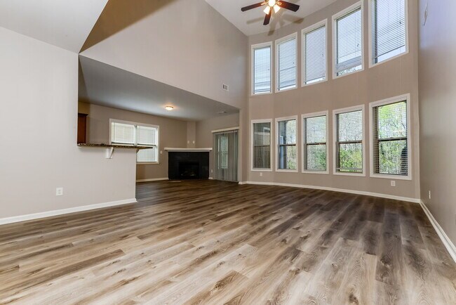 Building Photo - 206 High Ct Way