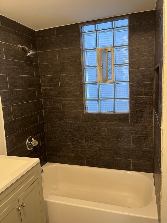 Building Photo - 5115 N Western Ave