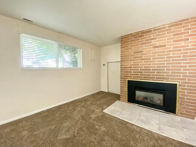 Building Photo - Charming Lake Hills Home in the Heart of Bellevue