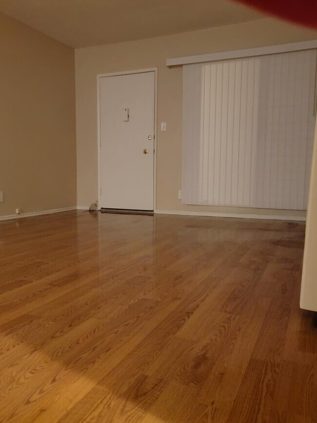 Foto del edificio - 6635 Wilkinson Ave