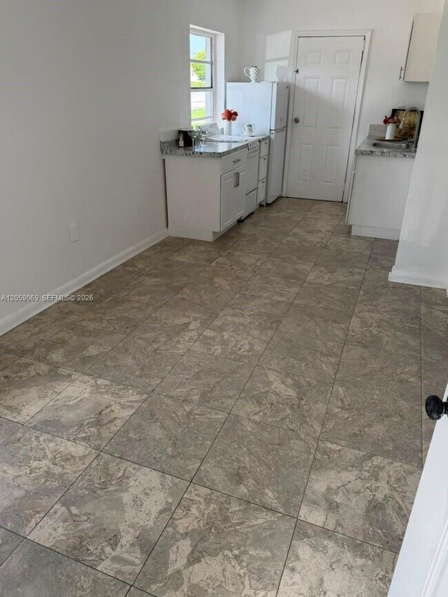 Foto del edificio - 1049 NW 95th St