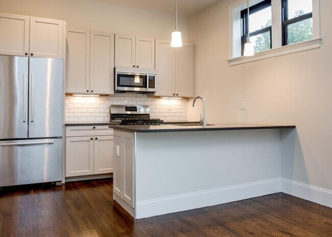 Building Photo - 2 bed in the South End.... Sept 1st move