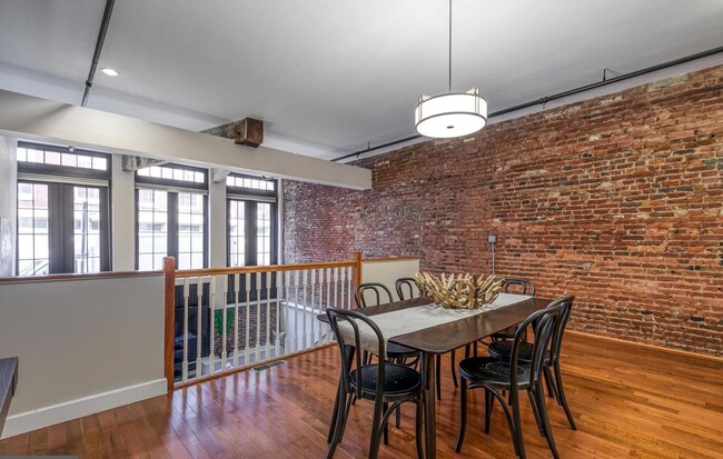 Building Photo - Sprawling Old City Stunner