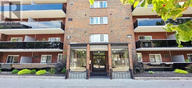 Building Photo - 3905 Riverside Dr