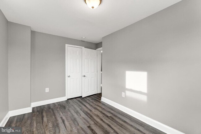 Building Photo - 170 W Meadow Rd