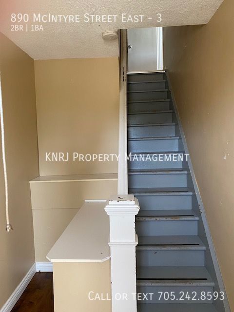 Photo du bâtiment - Freshly Painted Two Bedroom Plus Den Apart...
