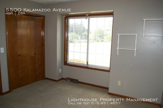 Building Photo - Four Bedroom Duplex in Kentwood