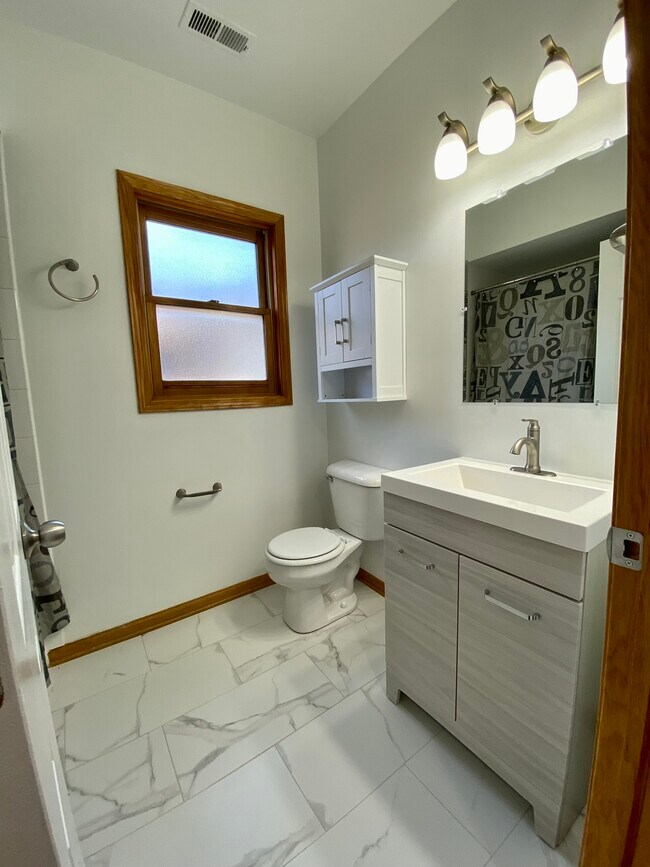 Foto del edificio - 1359 W Hubbard St