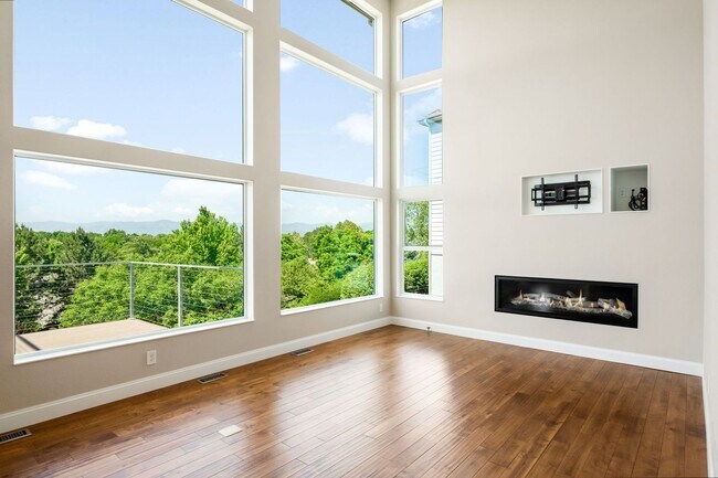 Building Photo - Luxury 6BD, 5BA Recently Remodeled Littlet...