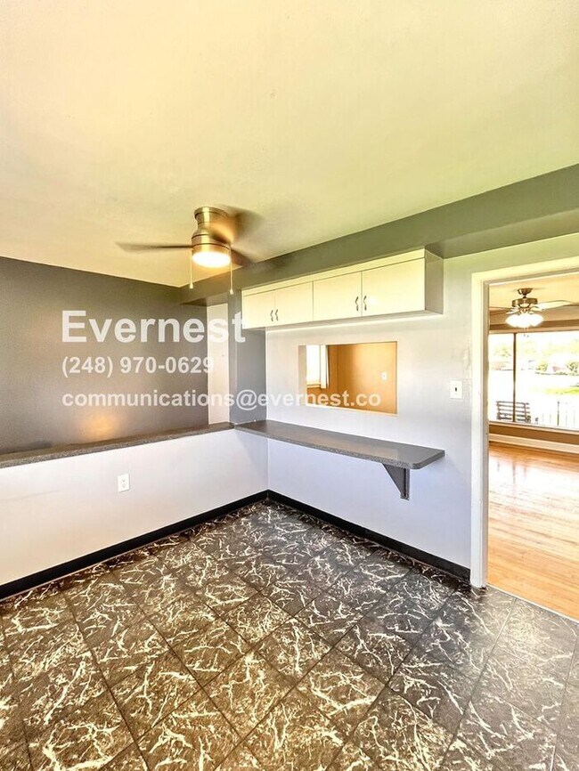 Foto del edificio - Charming 3-Bedroom Home with Basement, Fen...
