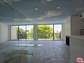 Building Photo - 8535 W Knoll Dr