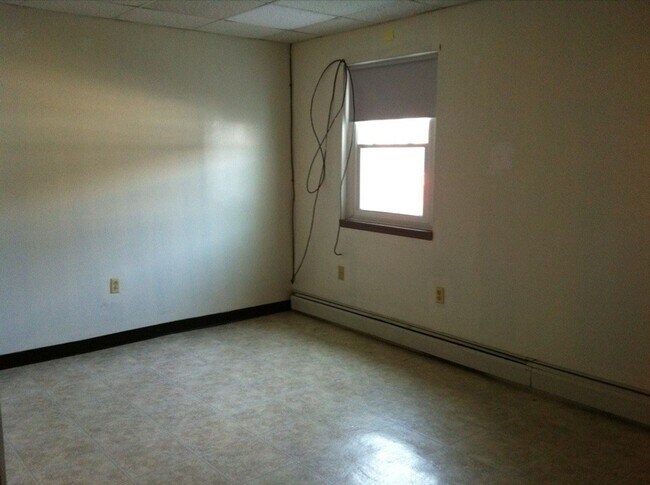 Building Photo - 118 E Chestnut St