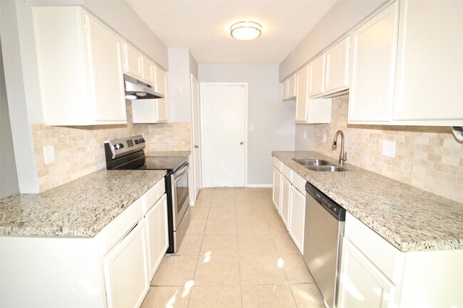 Foto del edificio - 2126 Highland Hills Dr