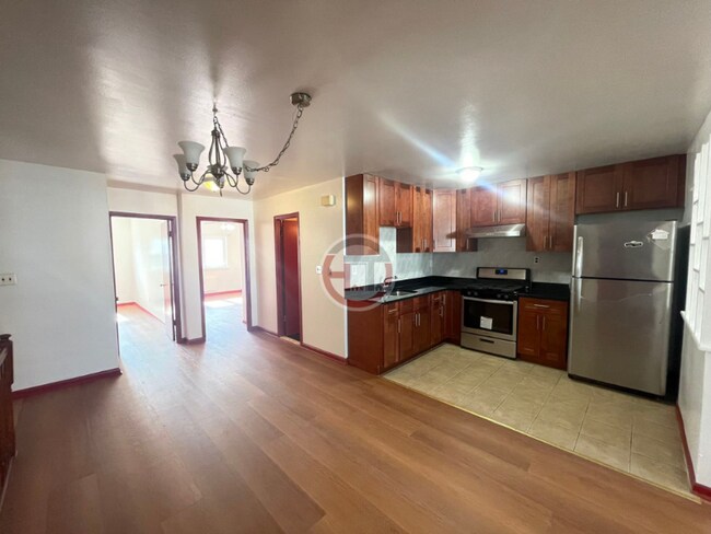 Building Photo - 2420 Maclay Ave