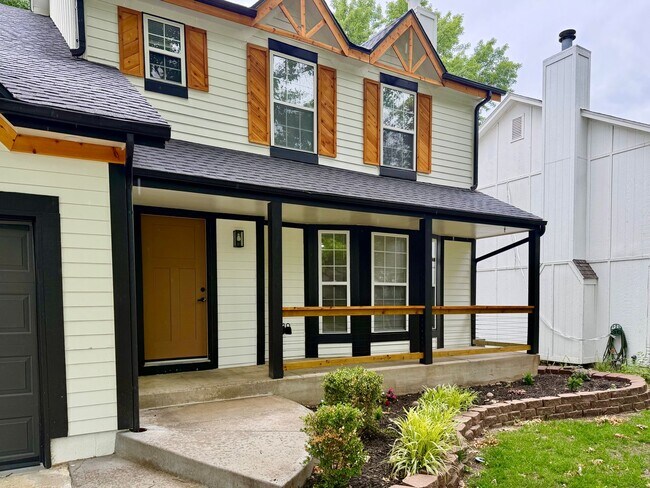 Foto del edificio - {14776} Fully Remodeled Two Story + Finished Basement + Fenced Yard