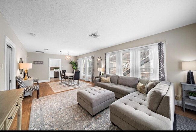 Foto del edificio - 1631 Castle Ct