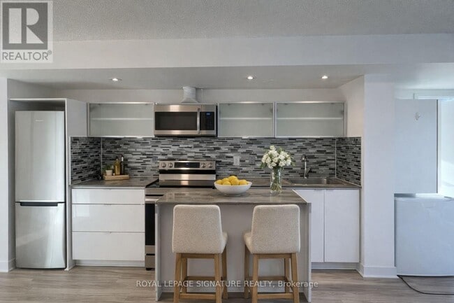 Building Photo - 705-4k Spadina Ave.