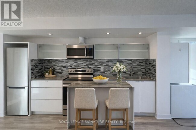 Photo du bâtiment - 705-4k Spadina Ave.