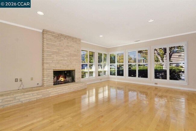 Foto del edificio - 241 Ivy Pl