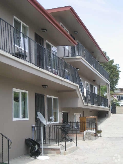 Building Photo - 4016-4024 Winona Ave