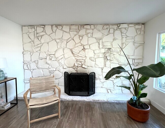 Foto del edificio - 6642 Woodlake Ave