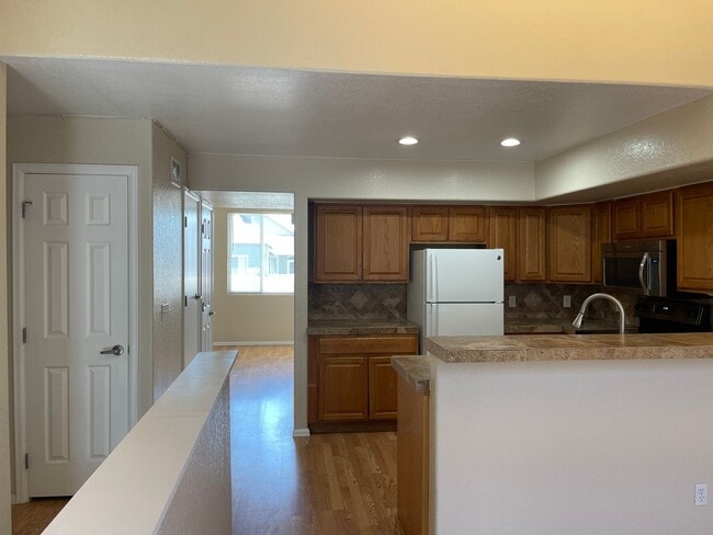 Building Photo - 2nd floor - 2 bed 2 bath with loft in Aurora!