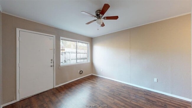 Building Photo - 204 Lynn Dr