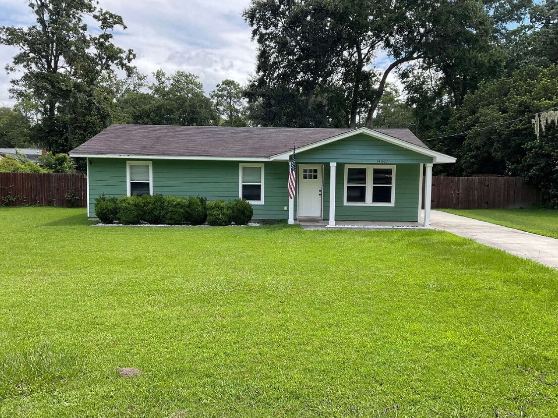 Foto principal - "Charming 3-Bedroom Haven with 2 Full Bath...