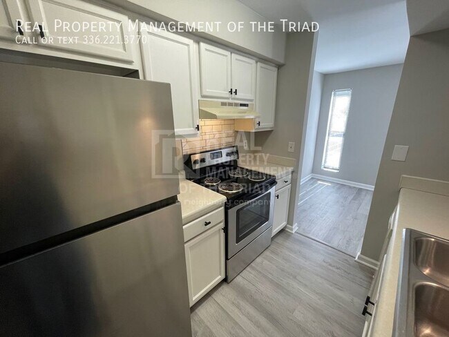 Building Photo - 2 Bedroom, 2 1/2 Bath Townhouse in Winston...