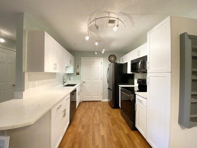Foto del edificio - Two Bedroom Spacious Condo Near Everything...