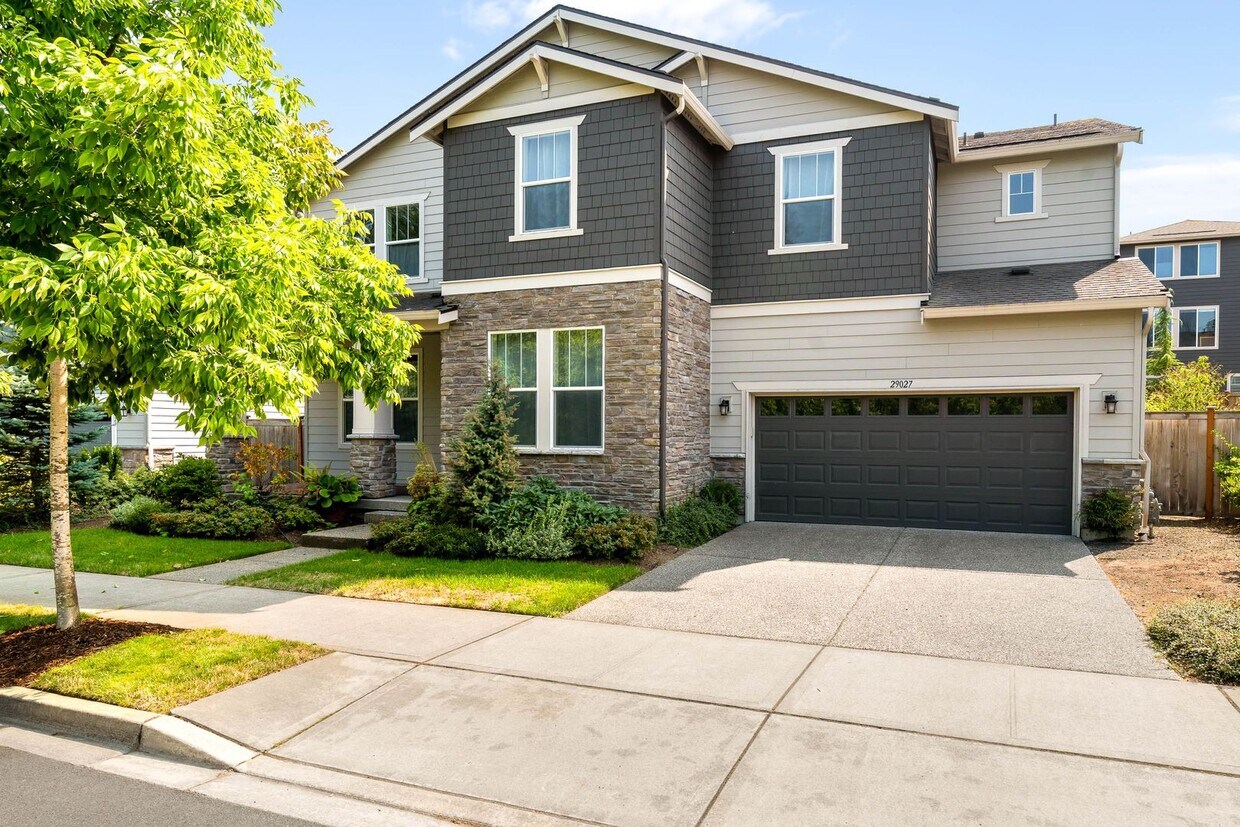 Primary Photo - Rare Find – Luxury 6-Bedroom Home with Two...