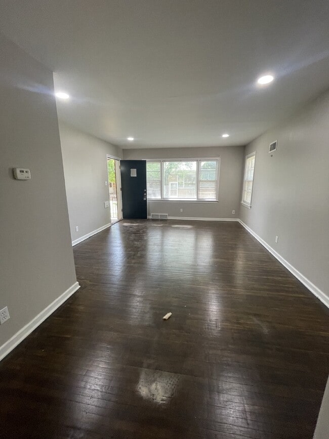 Building Photo - Updated 2 bedroom, 1 bathroom duplex with washer/dryer hookups and off street parking