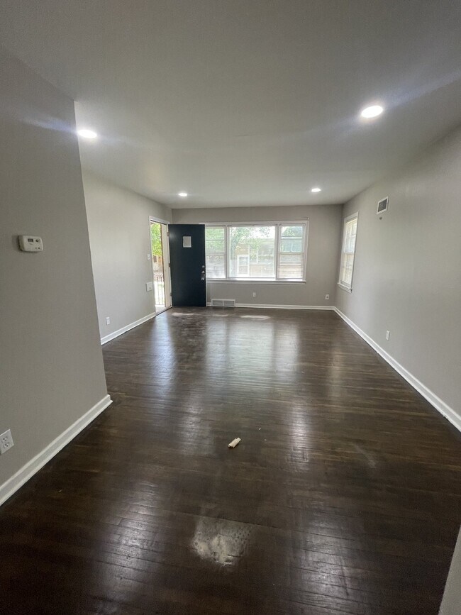 Foto del edificio - Updated 2 bedroom, 1 bathroom duplex with washer/dryer hookups and off street parking