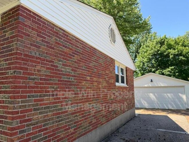 Building Photo - 185 St Eugene Ln