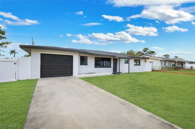 Building Photo - 1389 Pine Ave