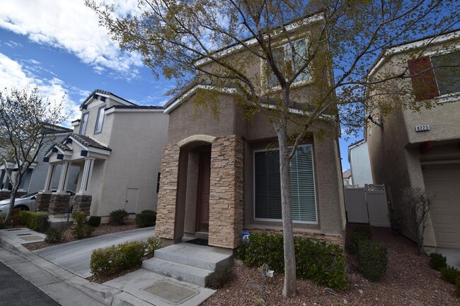 Building Photo - Nice 3 bedroom 2.5 bath home in a gated co...