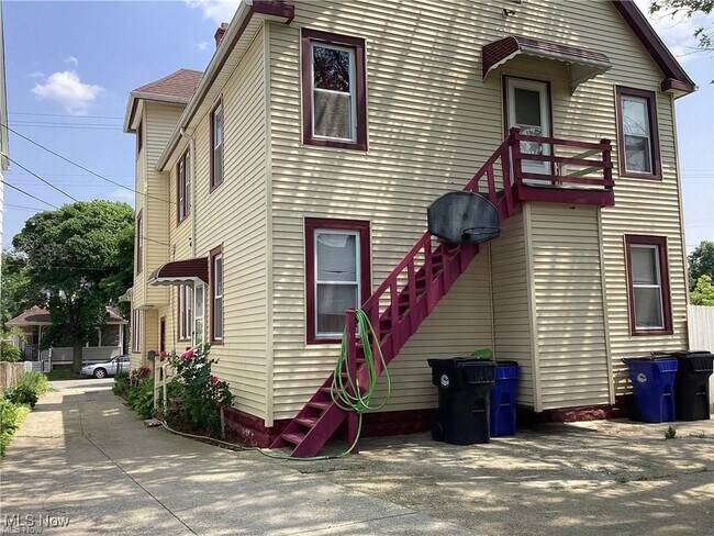 Foto del edificio - 1794 W 54th St