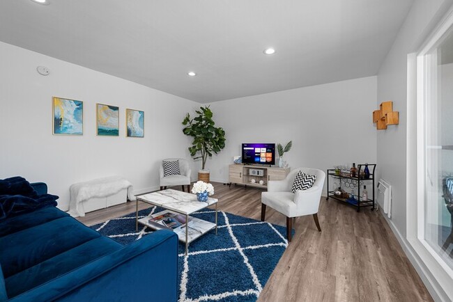 Foto del edificio - Beautifully remodeled 2 BR 2 BA condo w/ i...