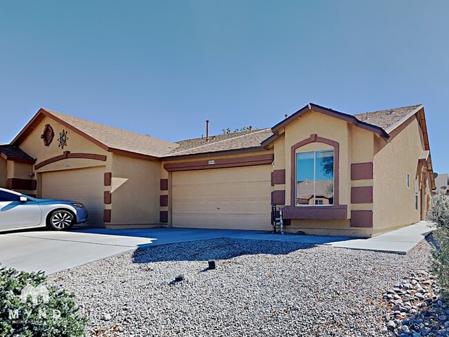 Building Photo - 2018 E Calle Arroyo Lindo